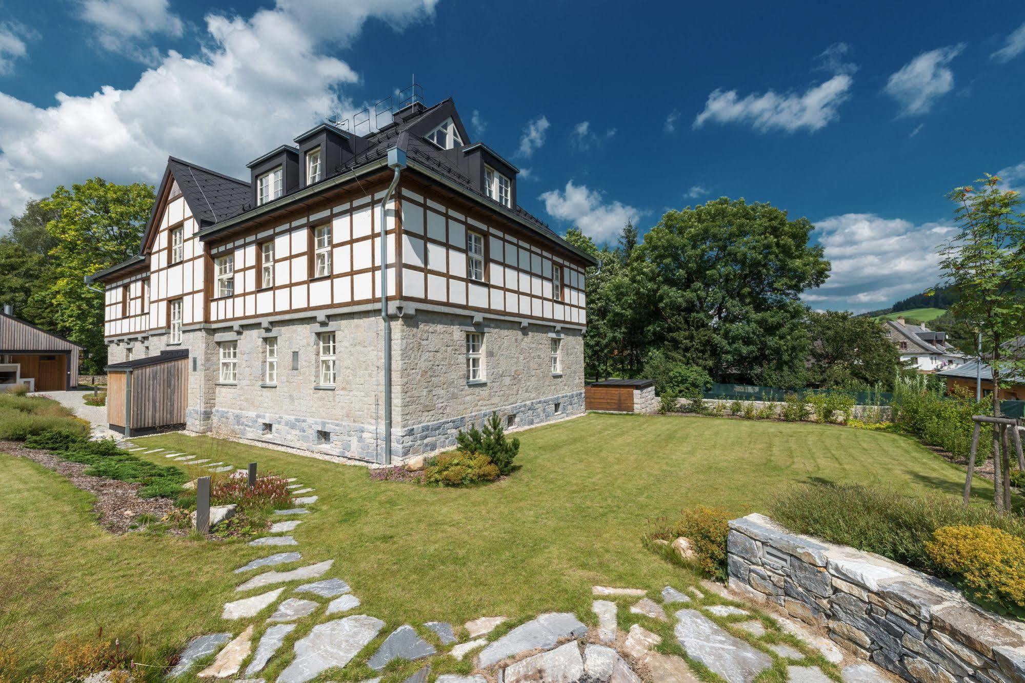 Theresian Apartment Ostruzna Exterior photo